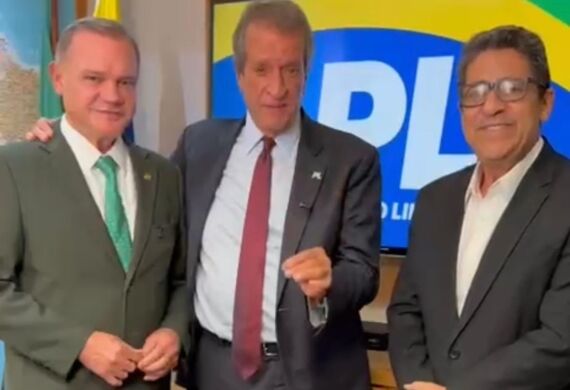 Wellington Fagundes, ao lado de Valdemar da Costa Neto e Ananias Filho.