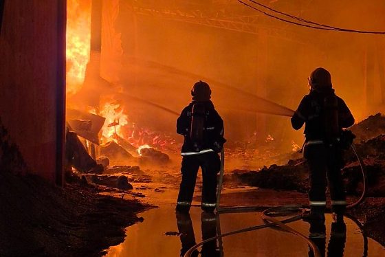 Incêndio atinge fábrica de ração e mobiliza força-tarefa de bombeiros em Sinop