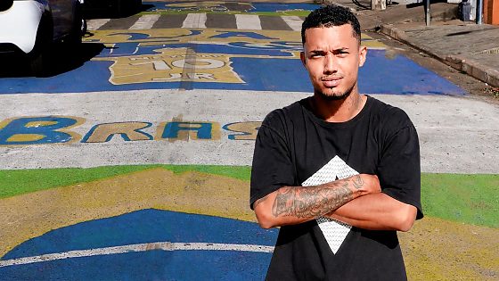 Jovem pinta ruas do bairro para copa 01