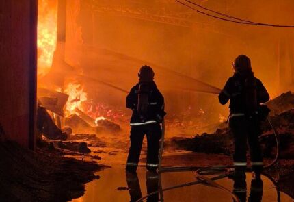 Incêndio atinge fábrica de ração e mobiliza força-tarefa de bombeiros em Sinop