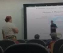 Mulher cobra pensão alimentícia durante palestra