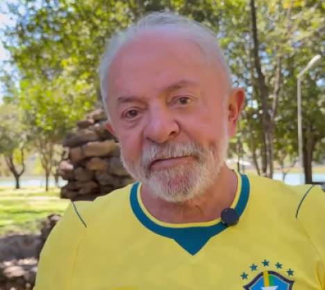 Lula com camisa da seleção