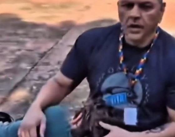 Em vídeo, ex-policial alega 'massacre na internet' e diz que idoso se esfregou nele em elevador de Cuiabá