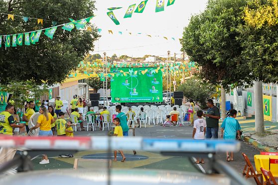 Prefeito anuncia quatro telões para os próximos jogos da Seleção durante festa nos bairros