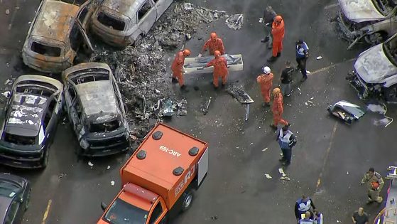 Seis morrem em queda de 2 helicópteros no Recreio; aeronaves colidiram no ar