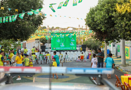 Prefeito anuncia quatro telões para os próximos jogos da Seleção durante festa nos bairros