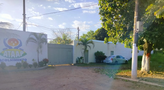 Homem invade centro de acolhimento e agride ex-companheiro com pauladas