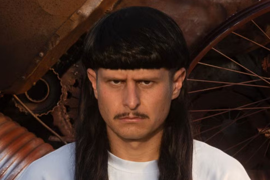 Cantor Oliver Tree morre aos 32 anos em acidente entre helicópteros no Rio