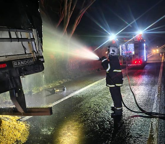 Bombeiros combatem incêndio em carreta na BR-364 em Alta Garças