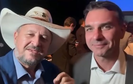 O deputado estadual Gilberto Cattani e o senador Flávio Bolsonaro, ambos do PL.