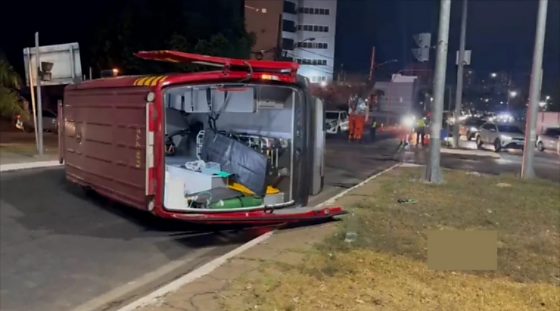 Viatura dos Bombeiros tomba em Cuiabá após ser atingida por ambulância particular