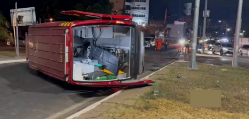 Viatura dos Bombeiros tomba em Cuiabá após ser atingida por ambulância particular