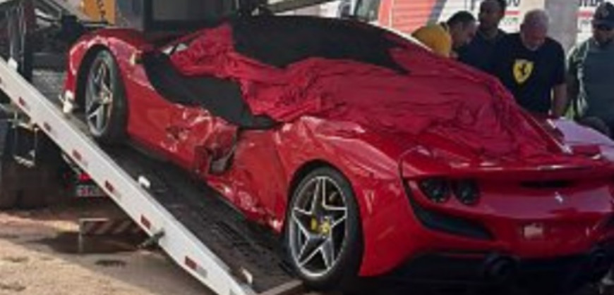 Batida entre Ferrari e Tesla assusta público na abertura da Fórmula Truck