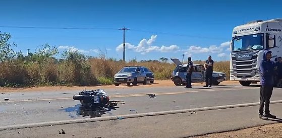 Colisão entre carro e moto mata homem e deixa feridas mulher e adolescente