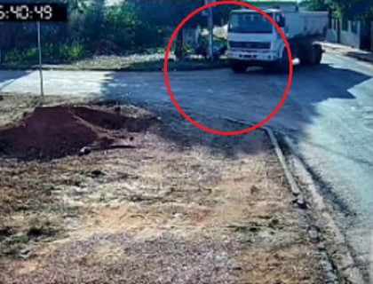 Motociclista é esmagado por caminhão em ultrapassagem mal sucedida