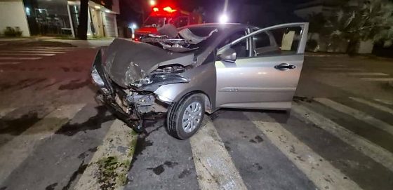 Batida de alto impacto em cruzamento faz carros rodarem na pista e deixa ferido