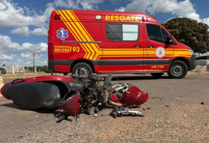 Motociclista a caminho do trabalho fica ferida após bater contra lateral de caminhão 