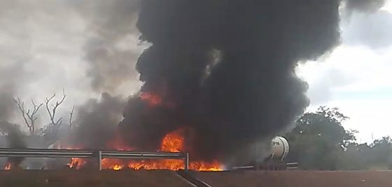 Motorista morre em explosão de caminhão após colisão entre três carretas na BR-070