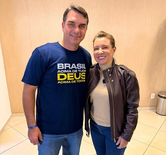 Prefeita de Várzea Grande, Flávia Moretti (PL) ao lado do senador Flávio Bolsonaro (PL-RJ).