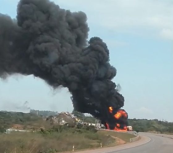 VÍDEO: Caminhão-tanque explode após colisão múltipla e interdita totalmente a BR-070