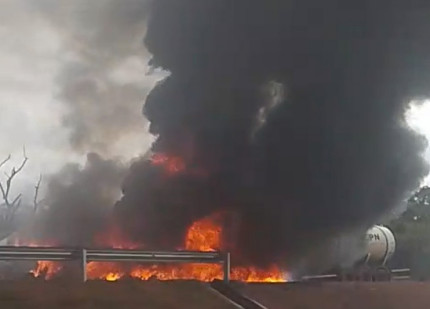 Motorista morre em explosão de caminhão após colisão entre três carretas na BR-070