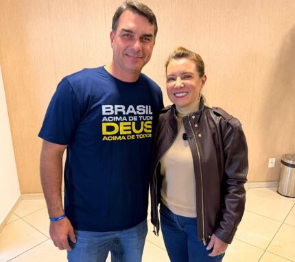 Prefeita de Várzea Grande, Flávia Moretti (PL) ao lado do senador Flávio Bolsonaro (PL-RJ).
