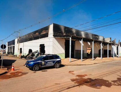 Várzea Grande cria comissão para inventariar materiais salvos de incêndio no almoxarifado