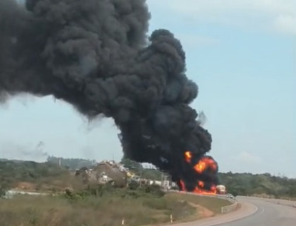 VÍDEO: Caminhão-tanque explode após colisão múltipla e interdita totalmente a BR-070
