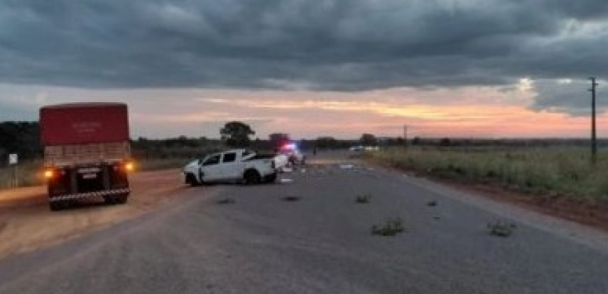 Jovens são arremessados de Hilux durante capotamento fatal em rodovia