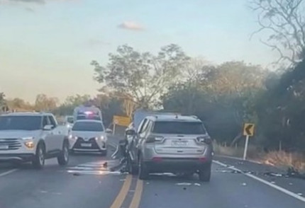 Motorista bêbado bate em moto, capota e acidente deixa três mortos