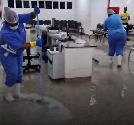 Telhado em reforma não aguenta chuva atípica e causa goteiras em ala da UPA Morada do Ouro
