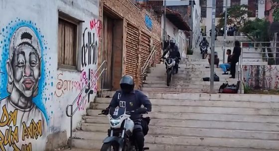 Policiais descem escadarias do Morro da Luz e centro histórico moto