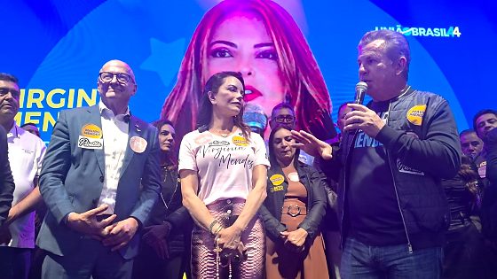 Em destaque, da direita à esquerda: o ex-governador Mauro Mendes (União Brasil), a ex-primeira-dama Virginia Mendes (União Braisl) e o governador Otaviano Pivetta (Republicanos).