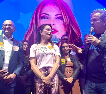 Em destaque, da direita à esquerda: o ex-governador Mauro Mendes (União Brasil), a ex-primeira-dama Virginia Mendes (União Braisl) e o governador Otaviano Pivetta (Republicanos).