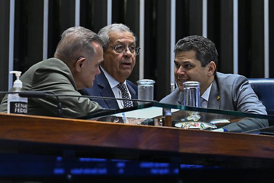 Da esquerda à direita: o senador Wellington Fagundes (PL), Jayme Campos (UB) e o presidente do Senado, Davi Alcolumbre (União-AP). 
