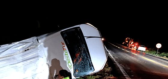 Acidente na BR 163 tomba van com 11 pessoas 