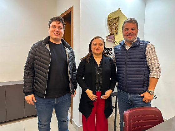 O pré-candidato ao governo Maurício Coelho (Mobiliza), a presidente estadual do PDT, Miriam Calazans, e o pré-candidato ao Senado Diogo Botelho (PDT) - da esquerda à direita. 