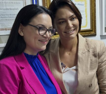 A vereadora Samantha Iris (PL) ao lado de Michelle Bolsonaro, presidente do PL Mulher.