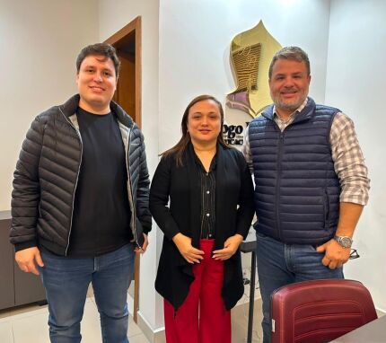 O pré-candidato ao governo Maurício Coelho (Mobiliza), a presidente estadual do PDT, Miriam Calazans, e o pré-candidato ao Senado Diogo Botelho (PDT) - da esquerda à direita. 