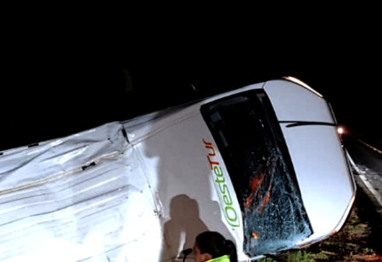 Acidente na BR 163 tomba van com 11 pessoas 
