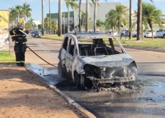 Carro pegou fogo em Sinop