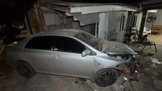 Carro derruba muro