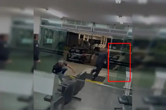 Mulher trans faz barraco em delegacia