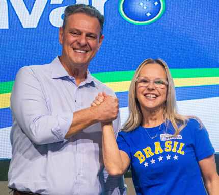 O senador Carlos Fávaro e médica Dra. Natasha Slhessarenko, pré-candidata ao governo, ambos do PSD.
