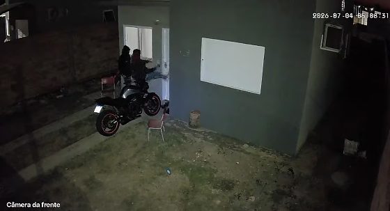 Homem  é baleado ao tentar invadir residência; vítima reagiu 