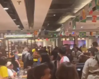 Homem saca arma em shopping de SP