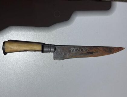 Mulher é presa suspeita de tentar matar marido com facada no pescoço 