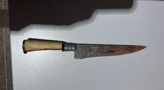 Mulher é presa suspeita de tentar matar marido com facada no pescoço 