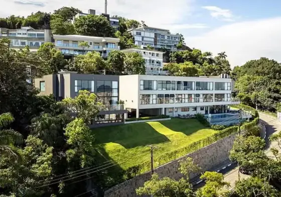 Neymar comprou mansão em Santos