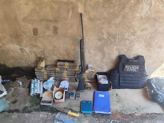 olícia fecha esconderijo de facção e apreende drogas